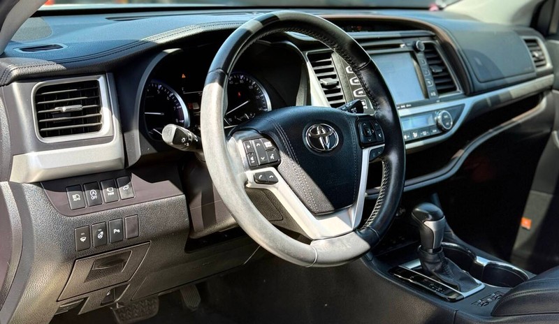 Toyota Highlander Vehicle Full-screen Gallery Image 10