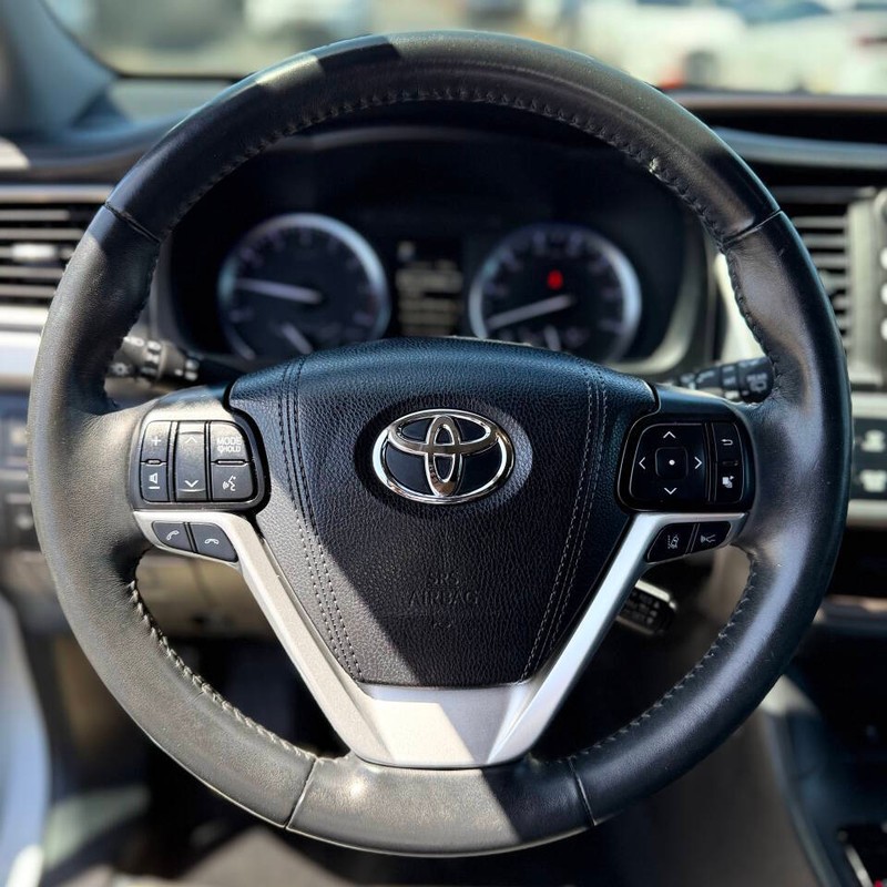 Toyota Highlander Vehicle Full-screen Gallery Image 11