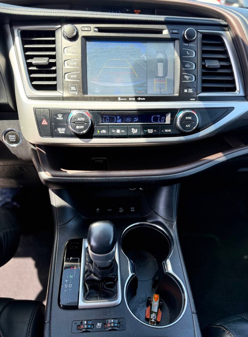 Toyota Highlander Vehicle Full-screen Gallery Image 14
