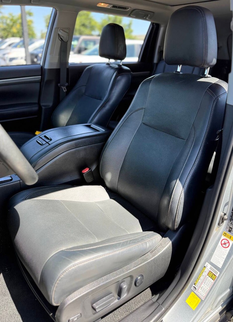 Toyota Highlander Vehicle Full-screen Gallery Image 15