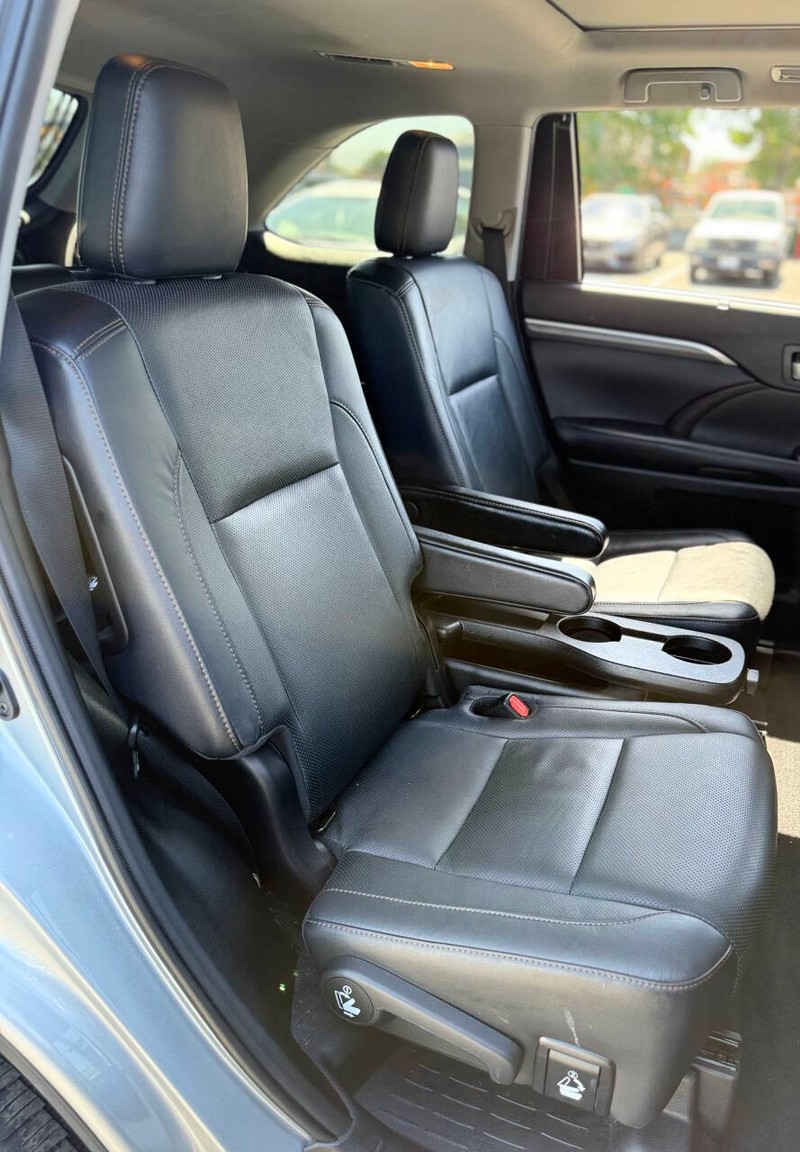Toyota Highlander Vehicle Full-screen Gallery Image 16