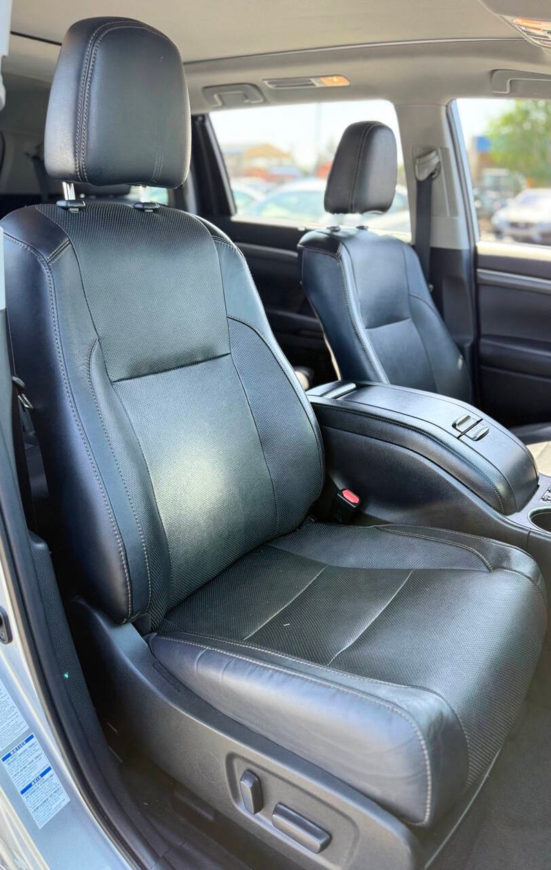 Toyota Highlander Vehicle Full-screen Gallery Image 17