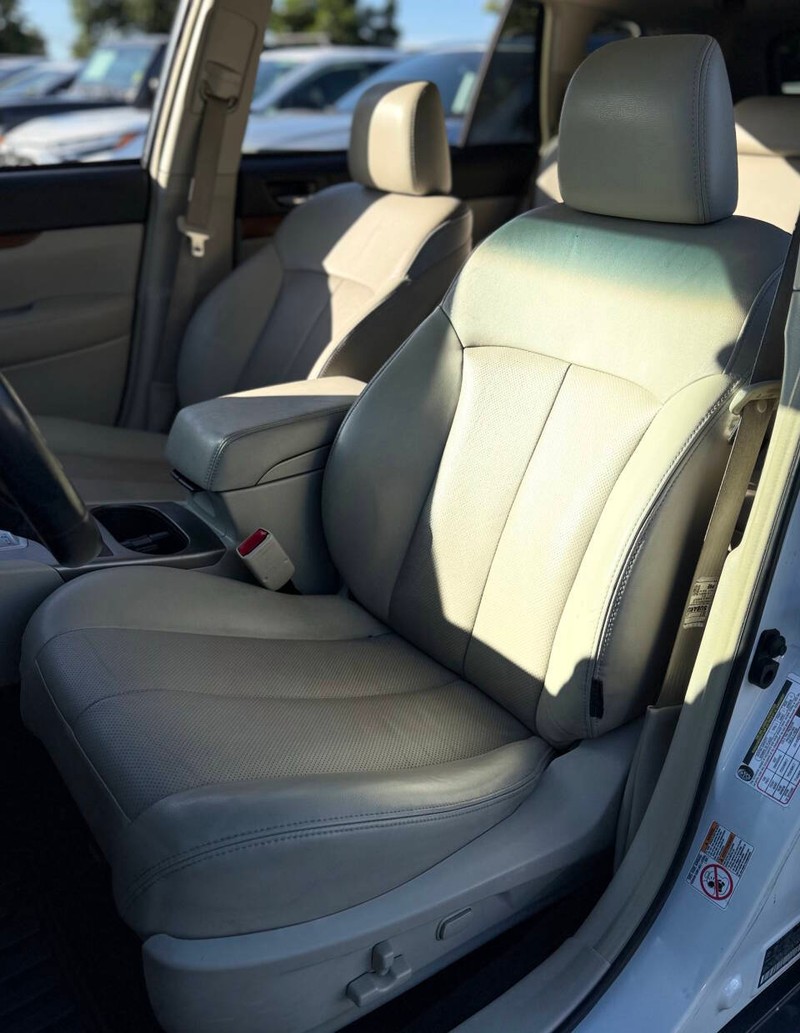 Subaru Outback Vehicle Full-screen Gallery Image 12