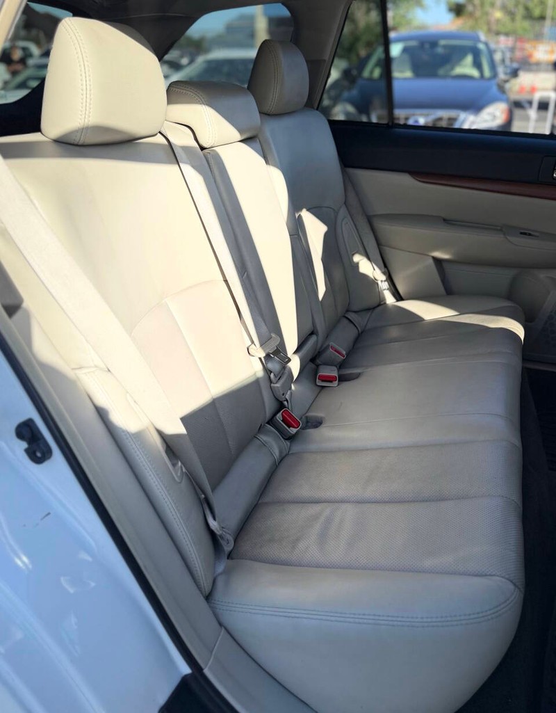 Subaru Outback Vehicle Full-screen Gallery Image 14