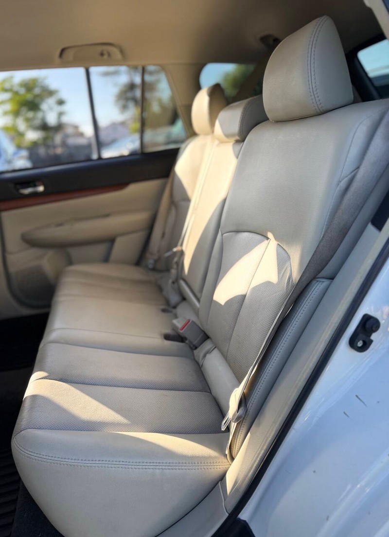 Subaru Outback Vehicle Full-screen Gallery Image 15
