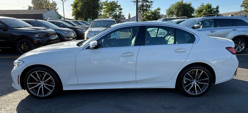 BMW 3 Series Vehicle Full-screen Gallery Image 04
