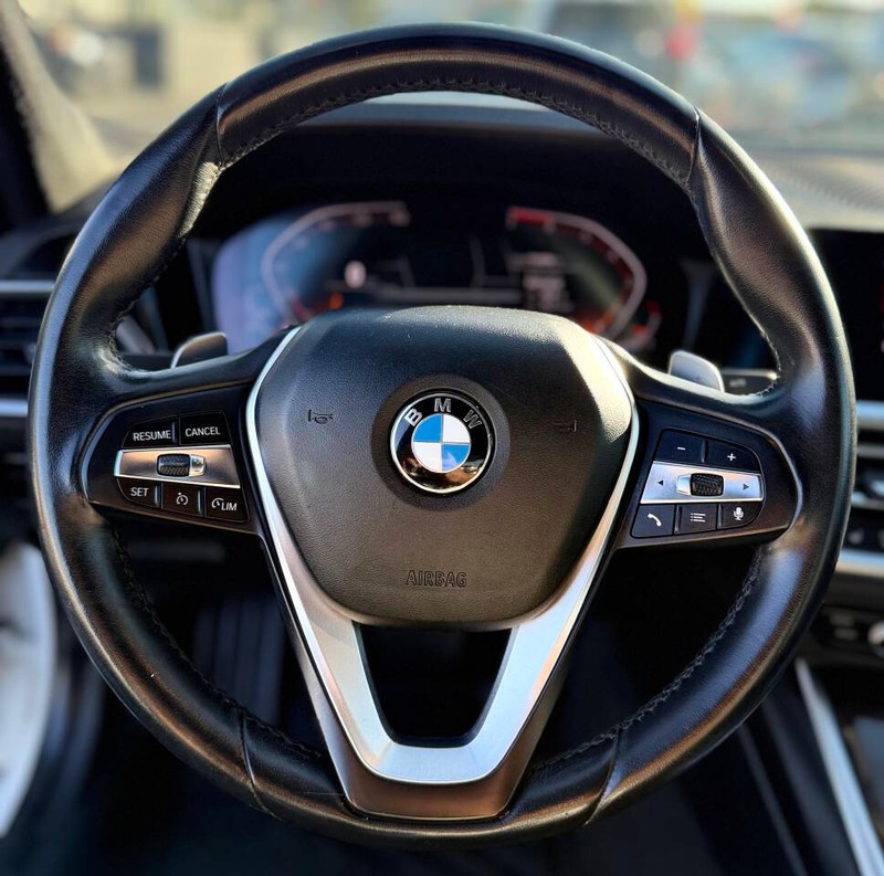 BMW 3 Series Vehicle Full-screen Gallery Image 10