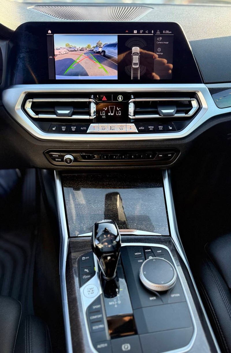 BMW 3 Series Vehicle Full-screen Gallery Image 11
