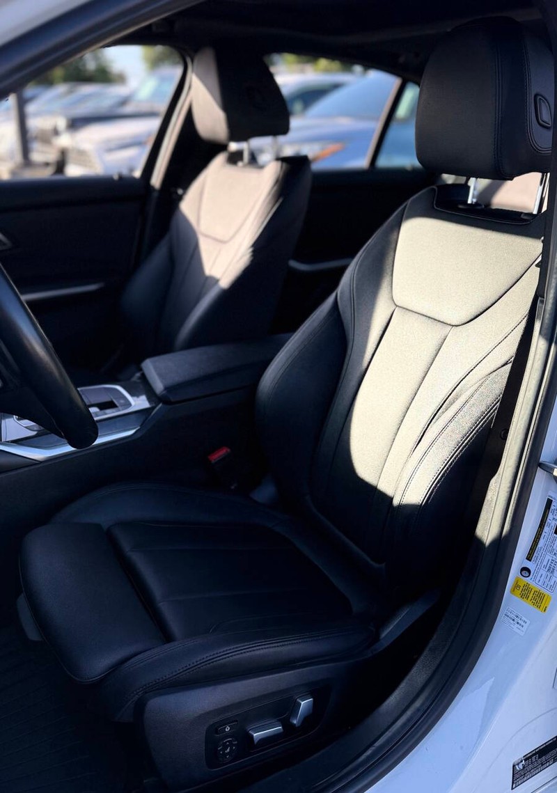 BMW 3 Series Vehicle Full-screen Gallery Image 12
