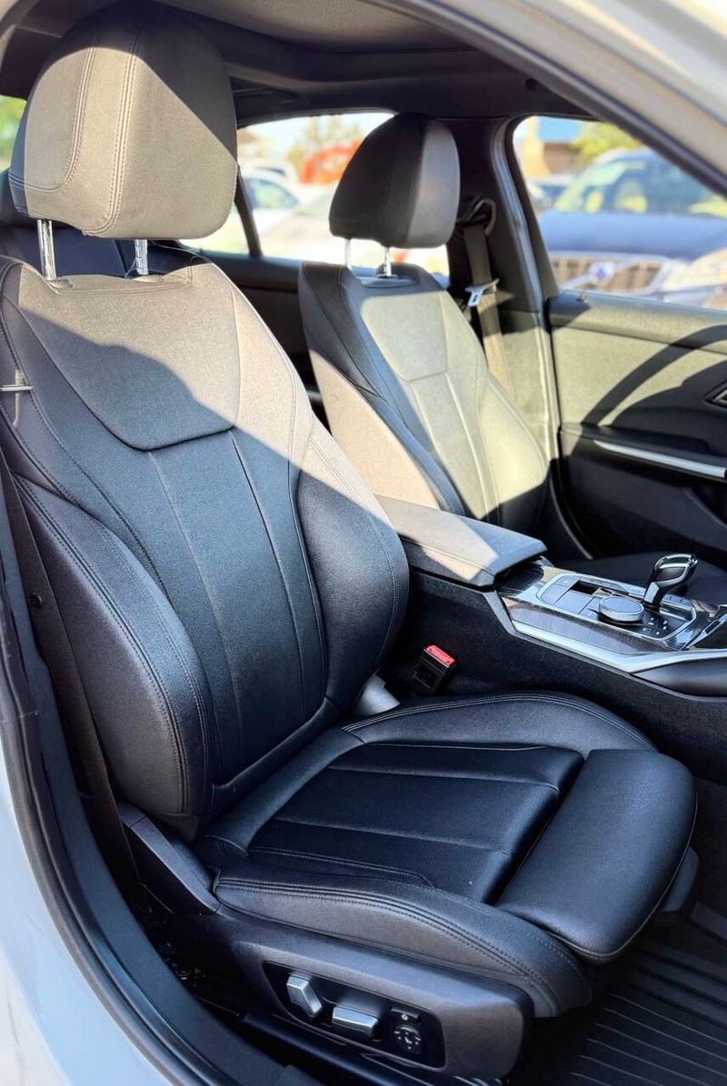 BMW 3 Series Vehicle Full-screen Gallery Image 13