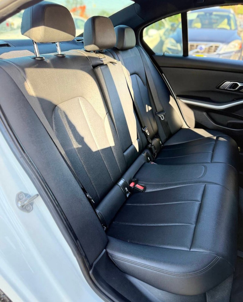 BMW 3 Series Vehicle Full-screen Gallery Image 14