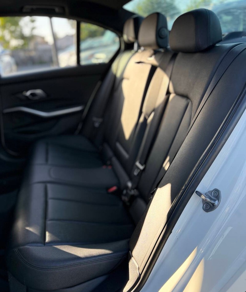 BMW 3 Series Vehicle Full-screen Gallery Image 15