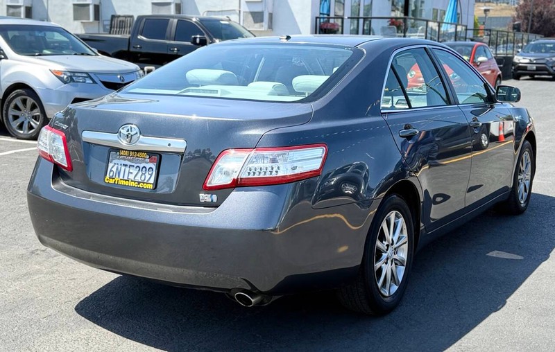Toyota Camry Hybrid Vehicle Full-screen Gallery Image 06