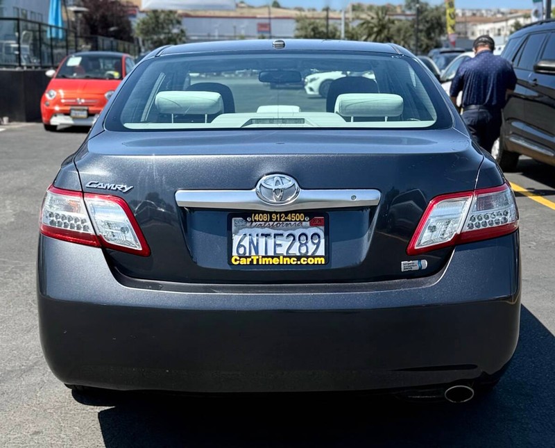 Toyota Camry Hybrid Vehicle Full-screen Gallery Image 07