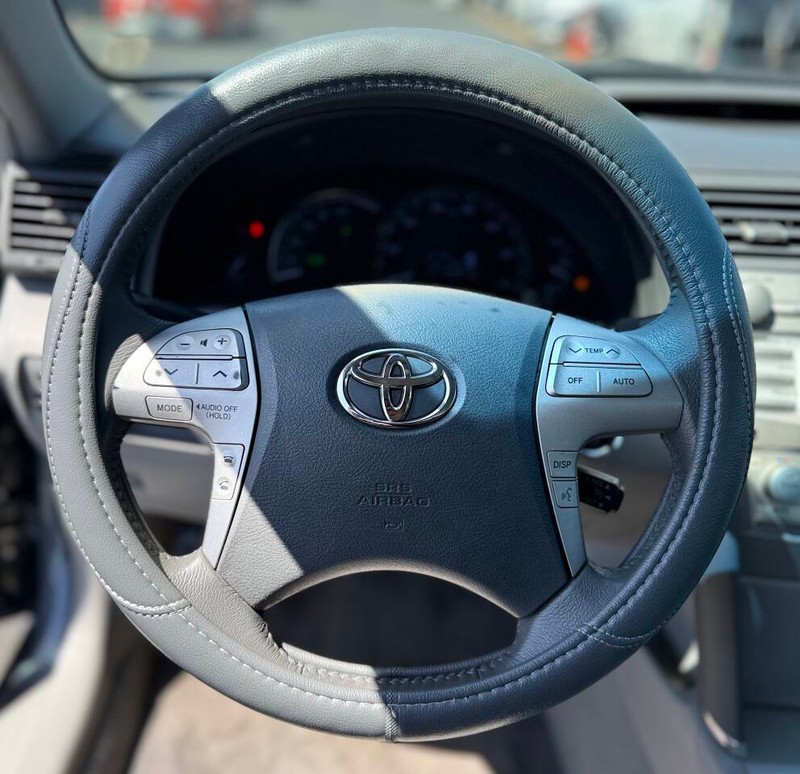 Toyota Camry Hybrid Vehicle Full-screen Gallery Image 10