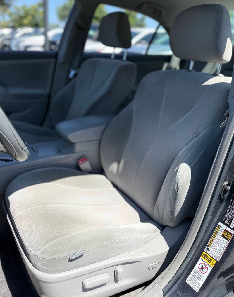 Toyota Camry Hybrid Vehicle Full-screen Gallery Image 12
