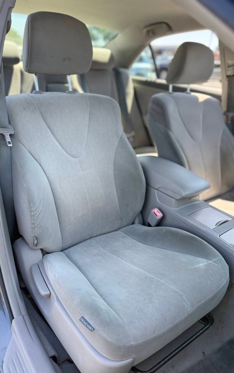Toyota Camry Hybrid Vehicle Full-screen Gallery Image 13