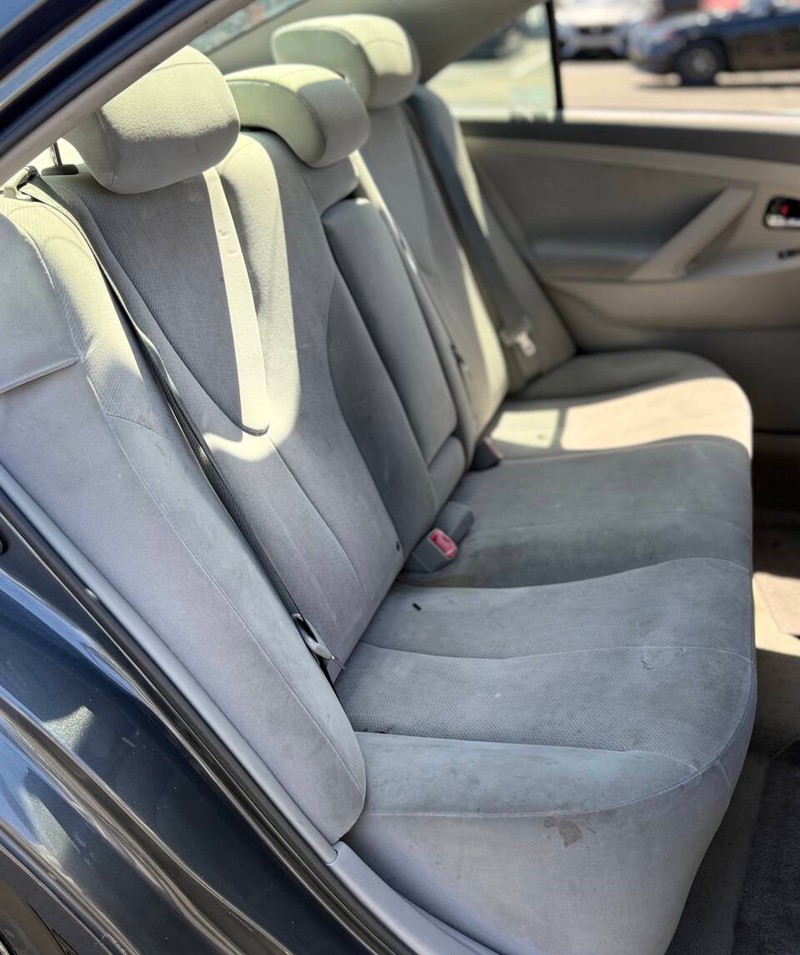 Toyota Camry Hybrid Vehicle Full-screen Gallery Image 14