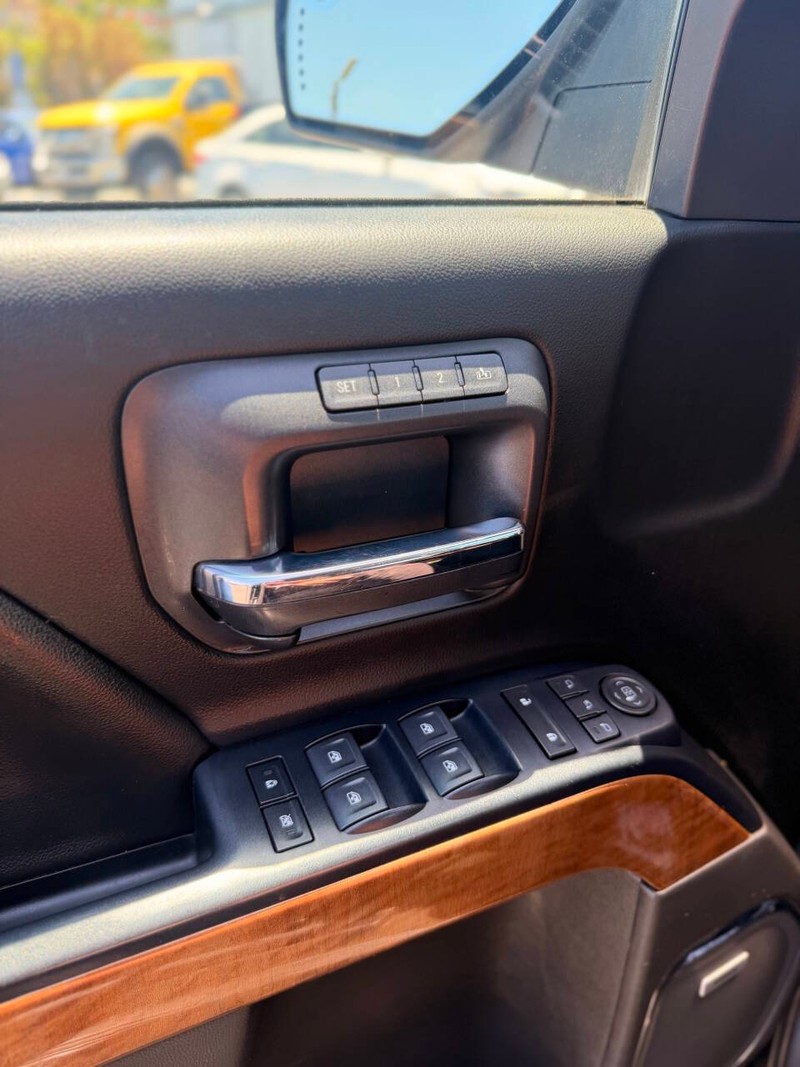 Chevrolet Silverado 1500 Vehicle Full-screen Gallery Image 17