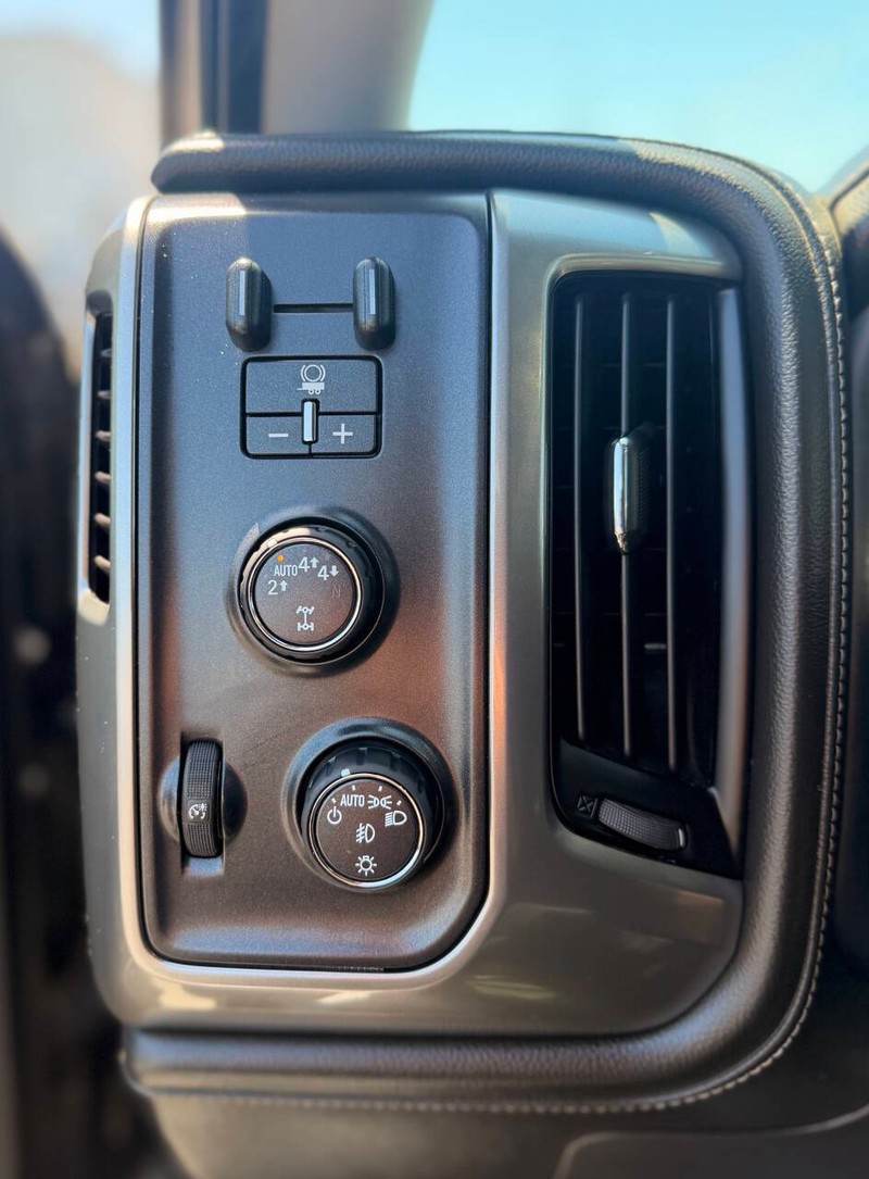 Chevrolet Silverado 1500 Vehicle Full-screen Gallery Image 18