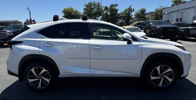 Lexus NX Vehicle Full-screen Gallery Image 05