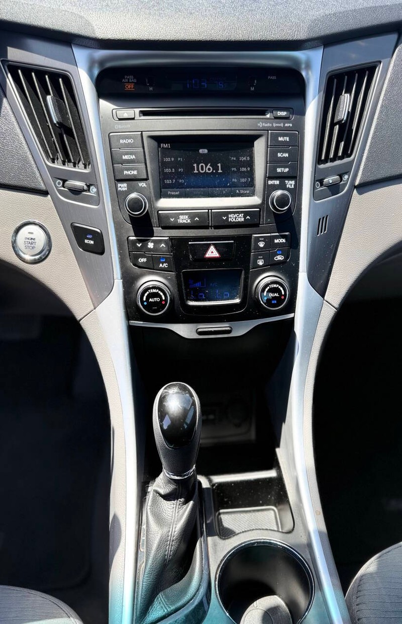 Hyundai Sonata Hybrid Vehicle Full-screen Gallery Image 11
