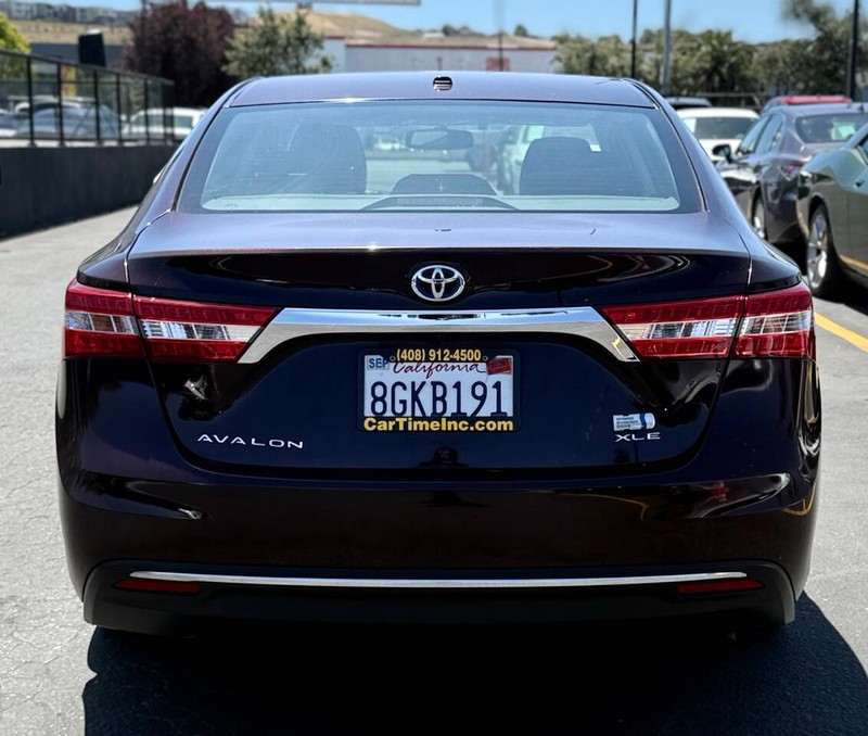 Toyota Avalon Hybrid Vehicle Full-screen Gallery Image 08
