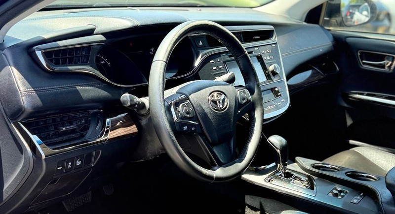 Toyota Avalon Hybrid Vehicle Full-screen Gallery Image 11