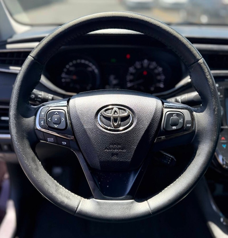 Toyota Avalon Hybrid Vehicle Full-screen Gallery Image 12
