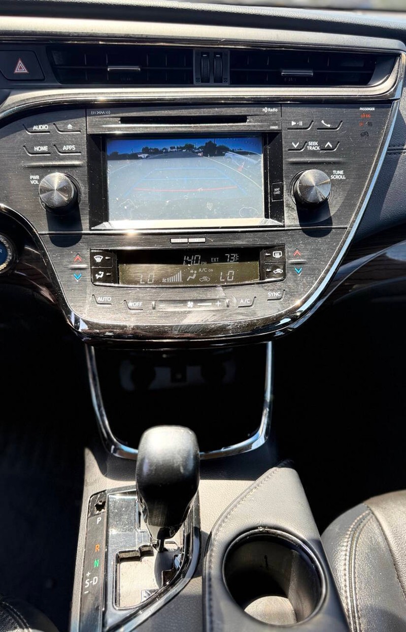 Toyota Avalon Hybrid Vehicle Full-screen Gallery Image 13