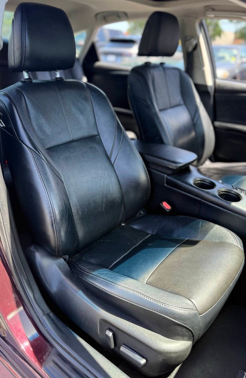 Toyota Avalon Hybrid Vehicle Full-screen Gallery Image 14