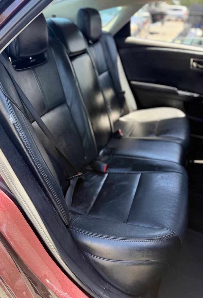 Toyota Avalon Hybrid Vehicle Full-screen Gallery Image 16