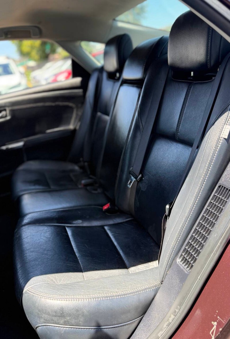 Toyota Avalon Hybrid Vehicle Full-screen Gallery Image 17