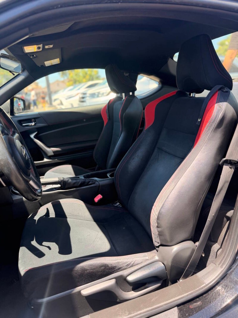 Scion FR-S Vehicle Full-screen Gallery Image 12