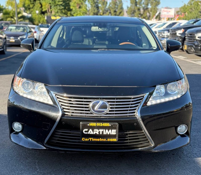 Lexus ES 300h Vehicle Full-screen Gallery Image 02