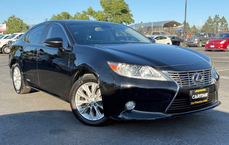 Lexus ES 300h Vehicle Full-screen Gallery Image 03