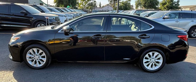Lexus ES 300h Vehicle Full-screen Gallery Image 04