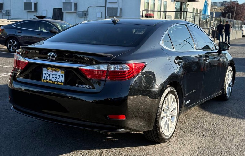 Lexus ES 300h Vehicle Full-screen Gallery Image 06