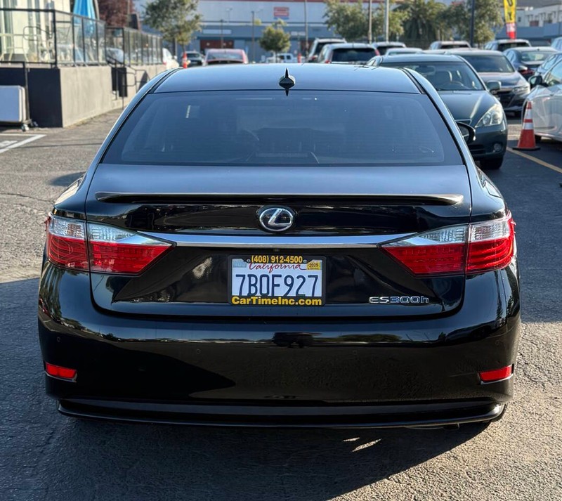 Lexus ES 300h Vehicle Full-screen Gallery Image 07