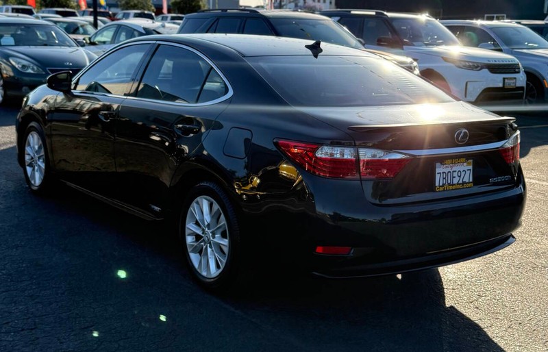 Lexus ES 300h Vehicle Full-screen Gallery Image 08
