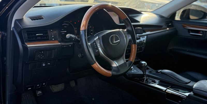 Lexus ES 300h Vehicle Full-screen Gallery Image 09