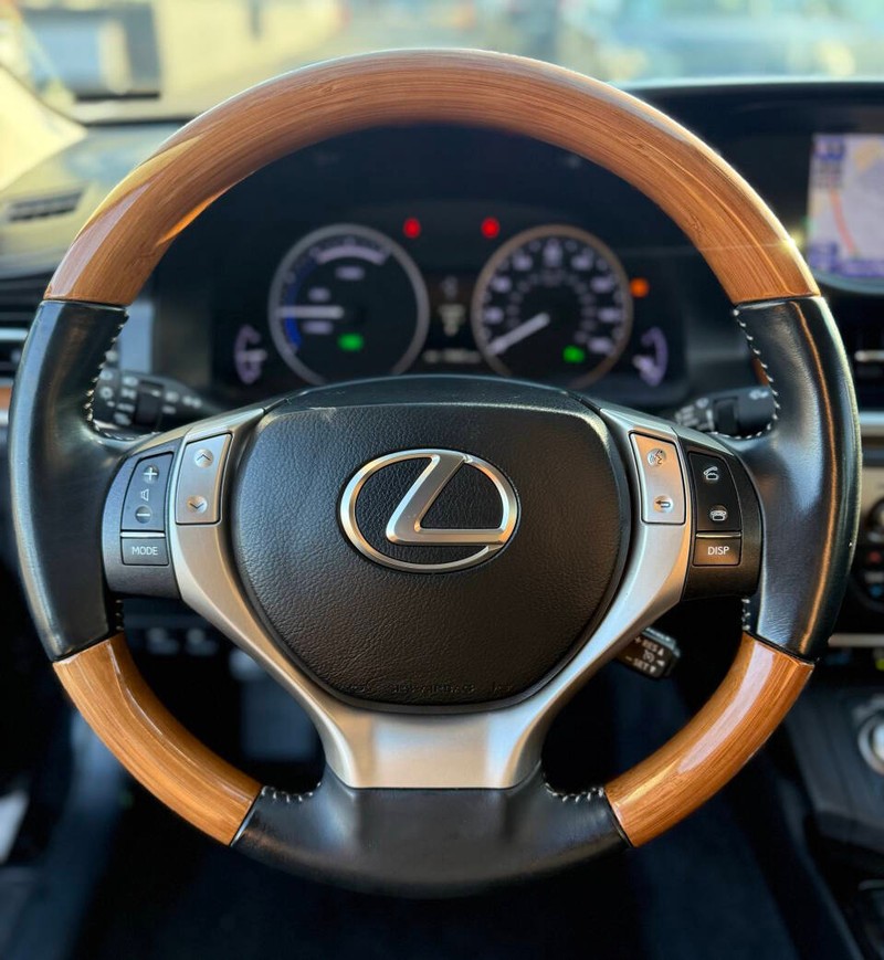 Lexus ES 300h Vehicle Full-screen Gallery Image 10