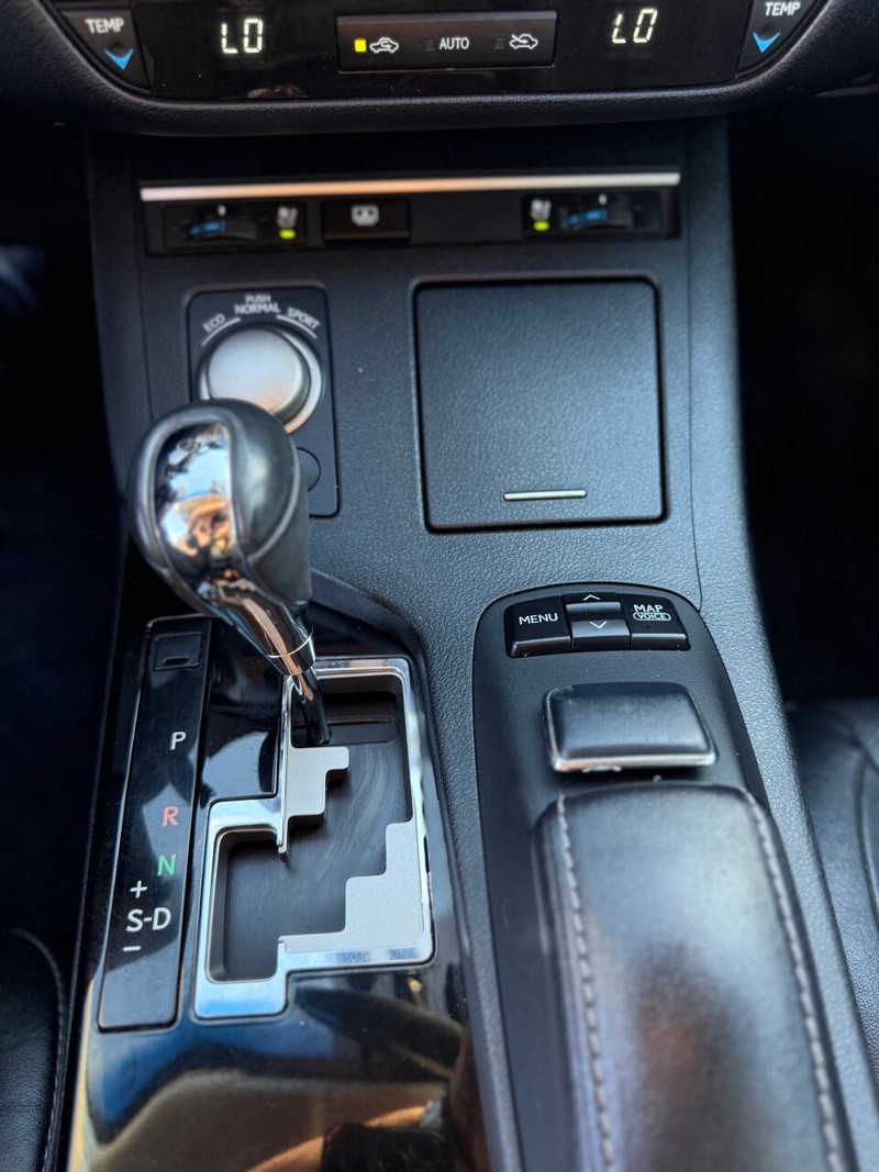 Lexus ES 300h Vehicle Full-screen Gallery Image 12
