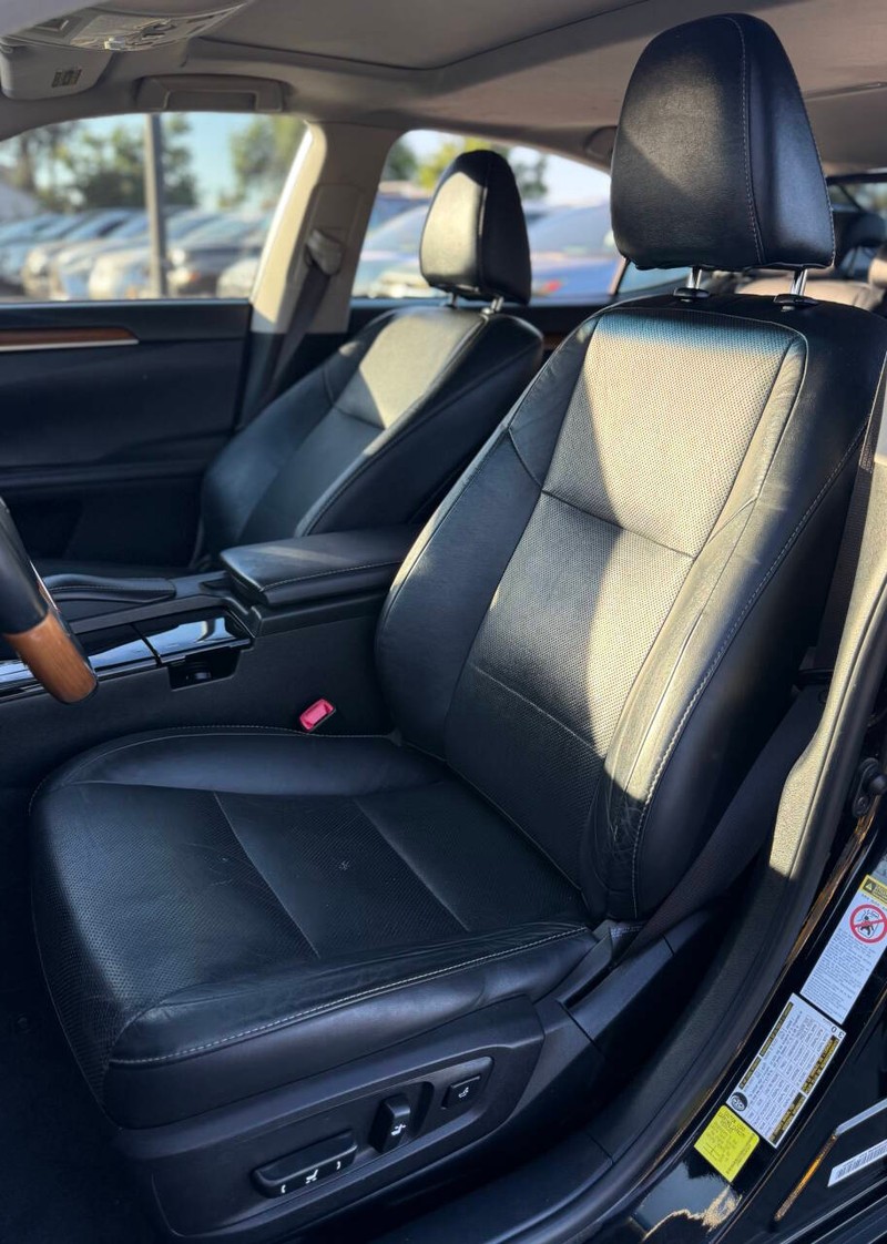 Lexus ES 300h Vehicle Full-screen Gallery Image 13