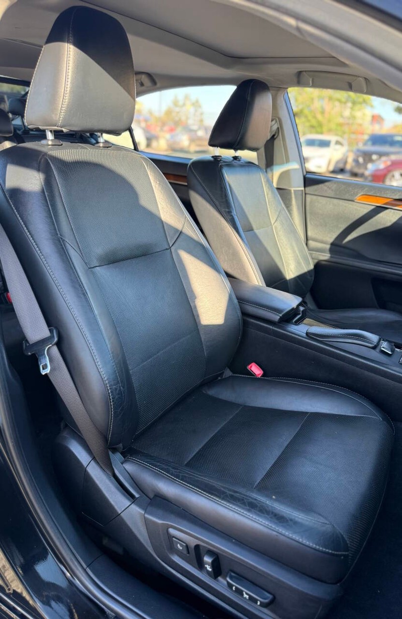 Lexus ES 300h Vehicle Full-screen Gallery Image 14