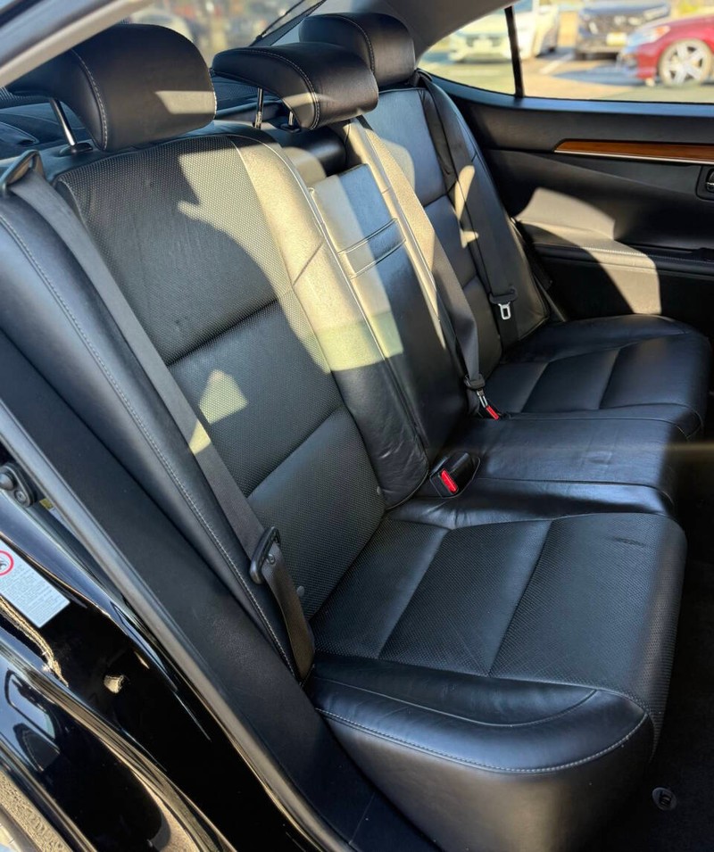 Lexus ES 300h Vehicle Full-screen Gallery Image 15