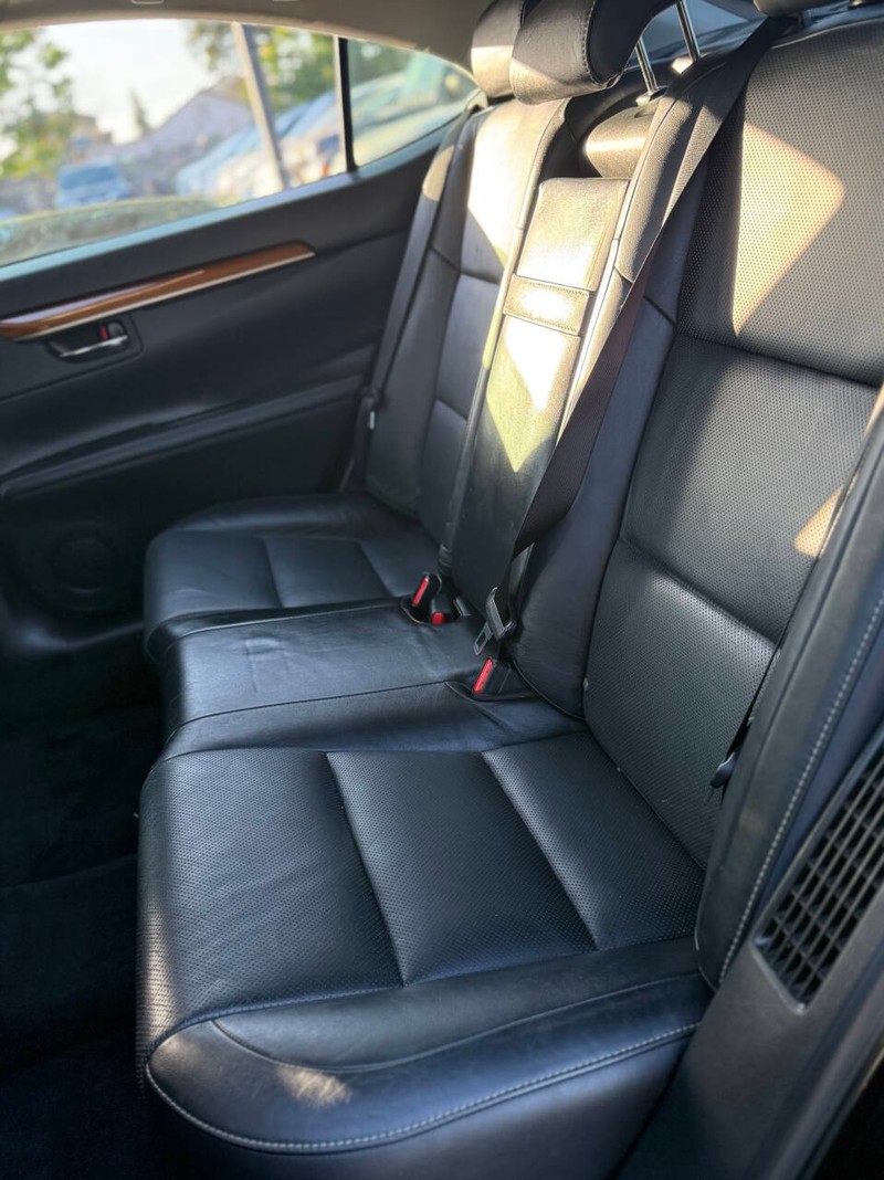 Lexus ES 300h Vehicle Full-screen Gallery Image 16