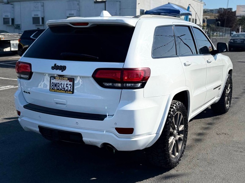 Jeep Grand Cherokee Vehicle Full-screen Gallery Image 09