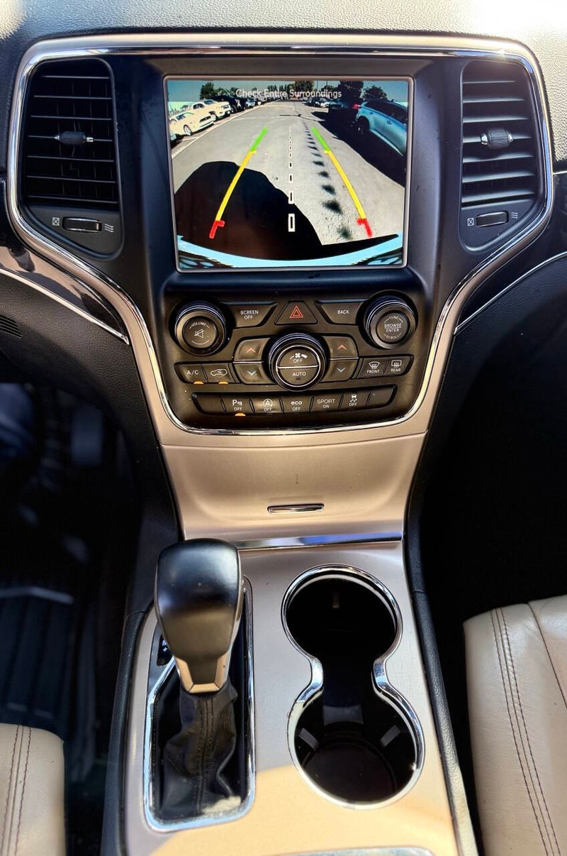 Jeep Grand Cherokee Vehicle Full-screen Gallery Image 13