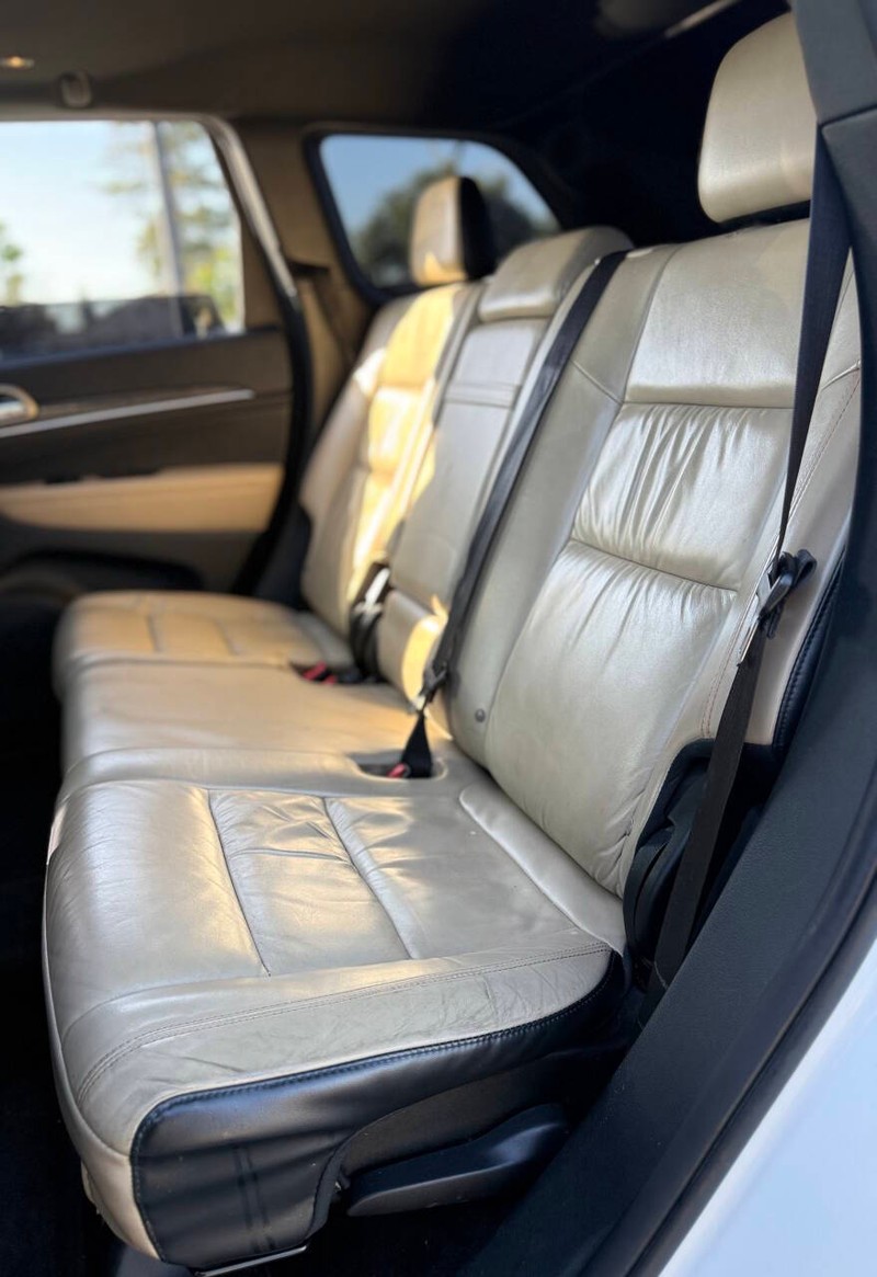 Jeep Grand Cherokee Vehicle Full-screen Gallery Image 18